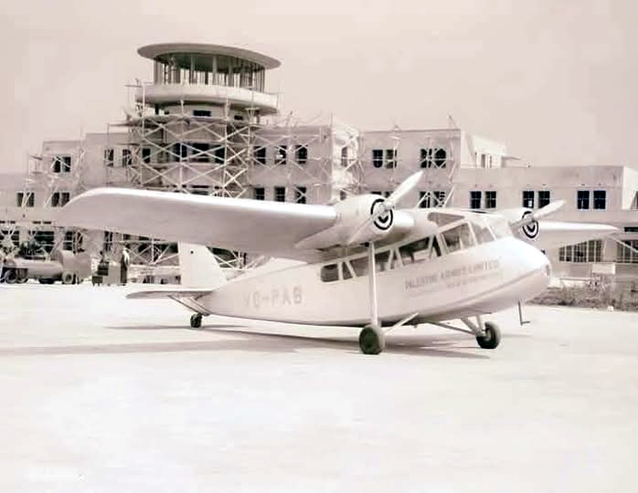 طائرة الخطوط الجوية الفلسطينية تحط في مطار اللد في فلسطين عام 1940