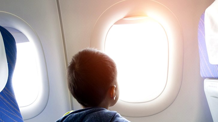 لماذا تبقي نوافذ الطائرة مفتوحة عند الإقلاع والهبوط؟
