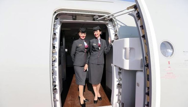 لماذا يستقبلك المضيفون على متن الطائرة؟