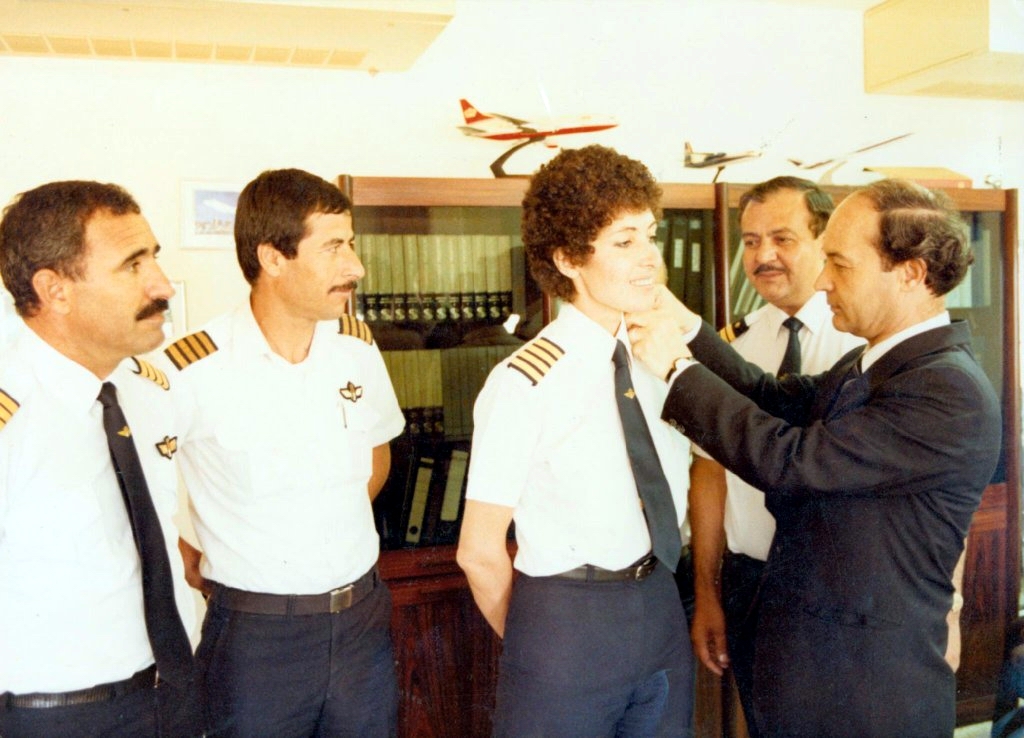 الكابتن تغريد العكشة، أول امرأة عربية تقود طائرة ركاب تجارية (1985)